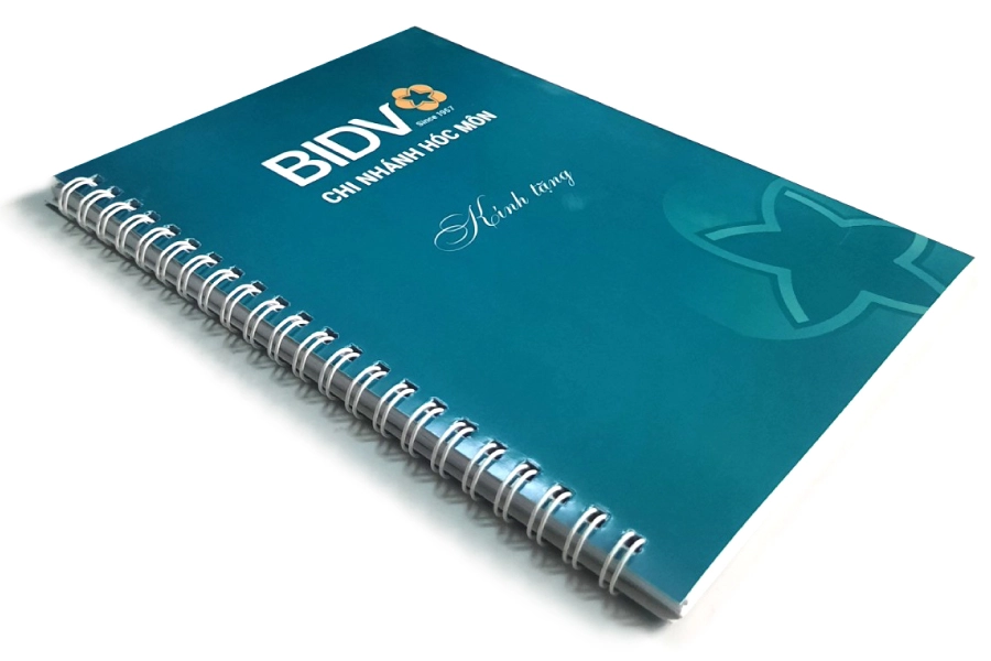 Sổ tay lò xo 3 Sô lò xo kích thước A5 không cán màng bìa in màu giấy C300gsm ruột sổ in 01 màu giấy fort 80gsm = 100 trang