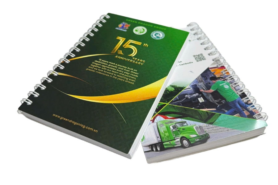 Sổ tay lò xo 1 Sổ tay lò xo kích thước A6 bìa C300gsm cáng màng mờ ruột sổ 100 tờ